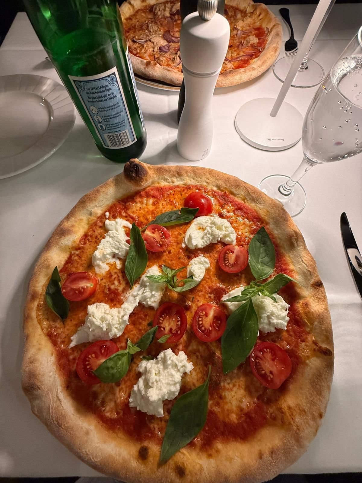 Authentische Margherita Pizza im Ristorante Salina - Frische Zutaten und traditionelle Zubereitung